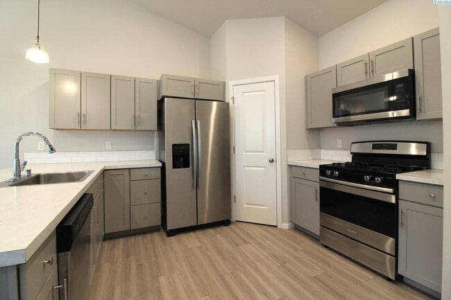 Building Photo - 3 Bed/2 Bath Townhouse in West Pasco!