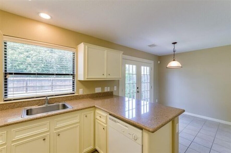 Kitchen and breakfast nook - 521 E House St