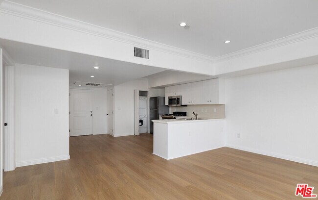 Building Photo - 930 S Robertson Blvd