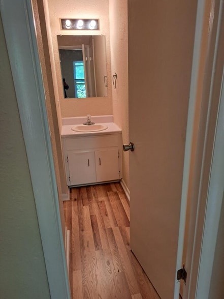 Building Photo - 872 Deerwood Ln