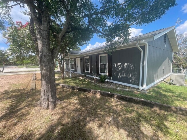 Building Photo - NEW ON MARKET !!