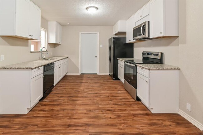 Building Photo - 4303 Trail Lake Dr