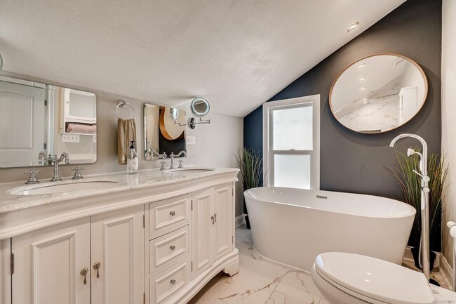 Building Photo - High End Remodel Near RiNo