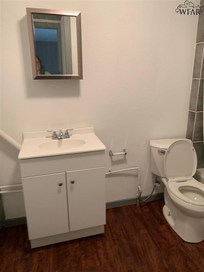 Primary Photo - 1704 Pearl Ave