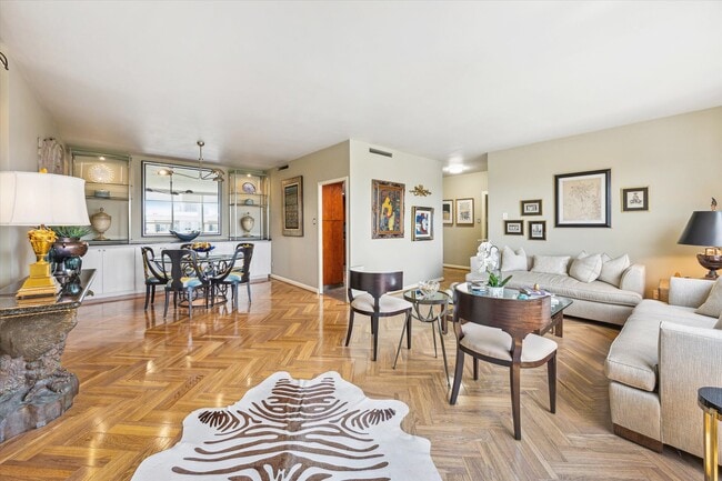 Building Photo - 2701 Westheimer Rd