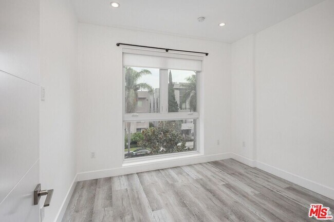 Building Photo - 1237 S Holt Ave