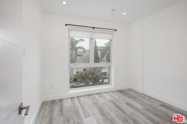 Building Photo - 320 N La Brea Ave