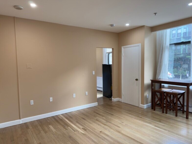 Building Photo - 483 Beacon St