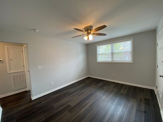 Building Photo - Great Location-2 Bedroom Duplex Now Availa...