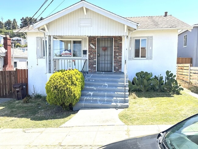 Building Photo - 3 + Beds 2 Baths Home With Large Yard /Was...