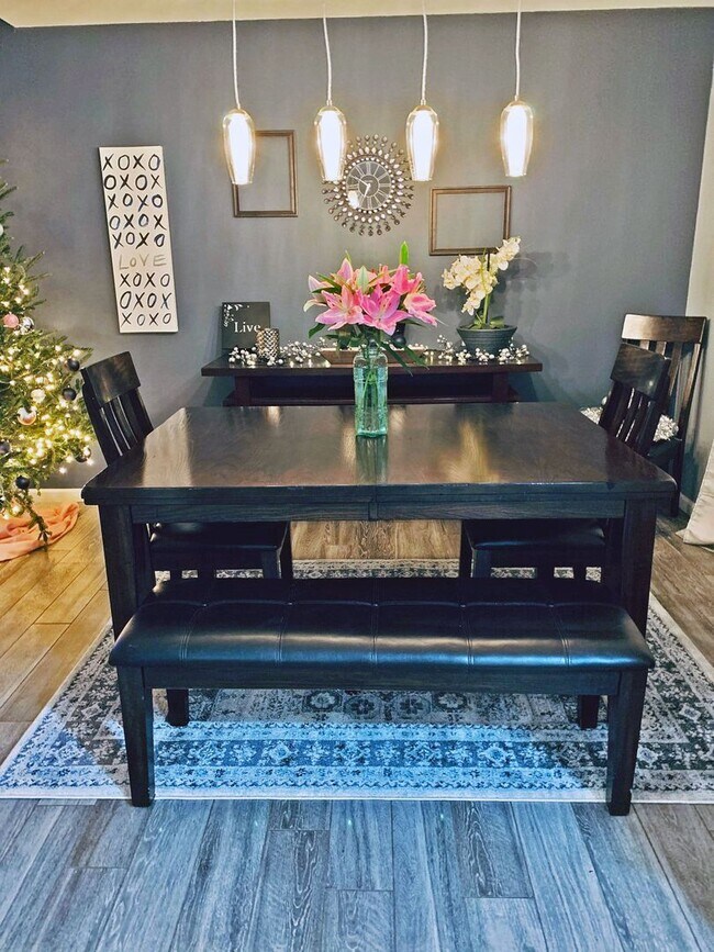 Building Photo - Beautifully updated 'Tonka rental available! 3 beds 2 baths in Royal Hills!