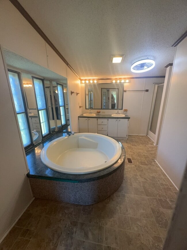 Building Photo - 1557 Catherine Lake Rd