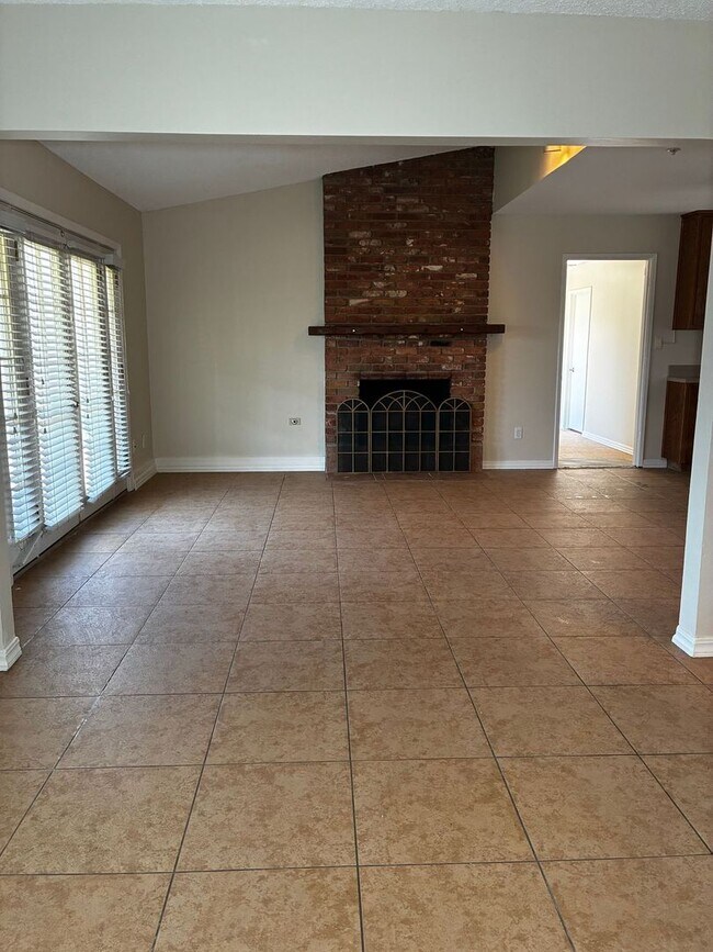 Building Photo - Spacious 4-Bedroom + 2 Bonus Rooms | Near ...