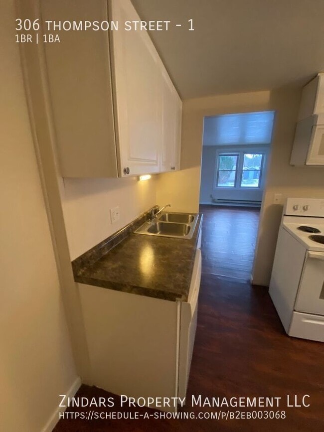 Building Photo - 306 Thompson St