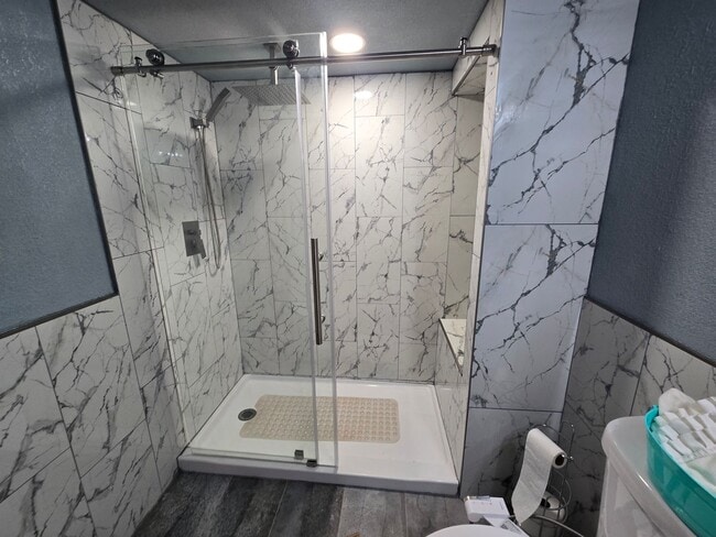 Building Photo - 2 Bed 2 Bath Basement Apartment