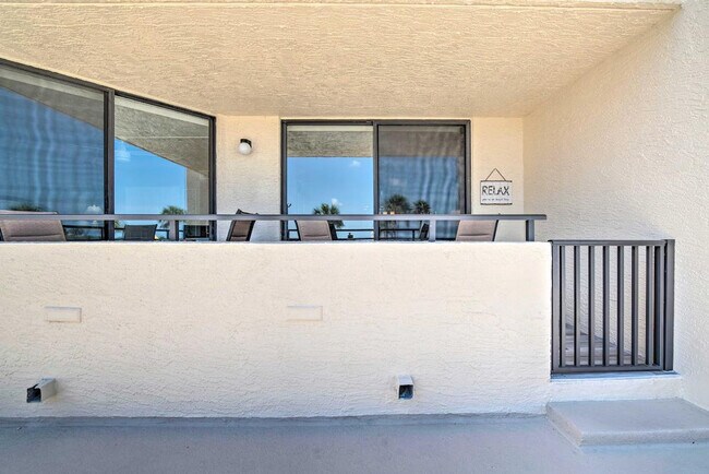 Building Photo - 6105 Sea Ranch Dr