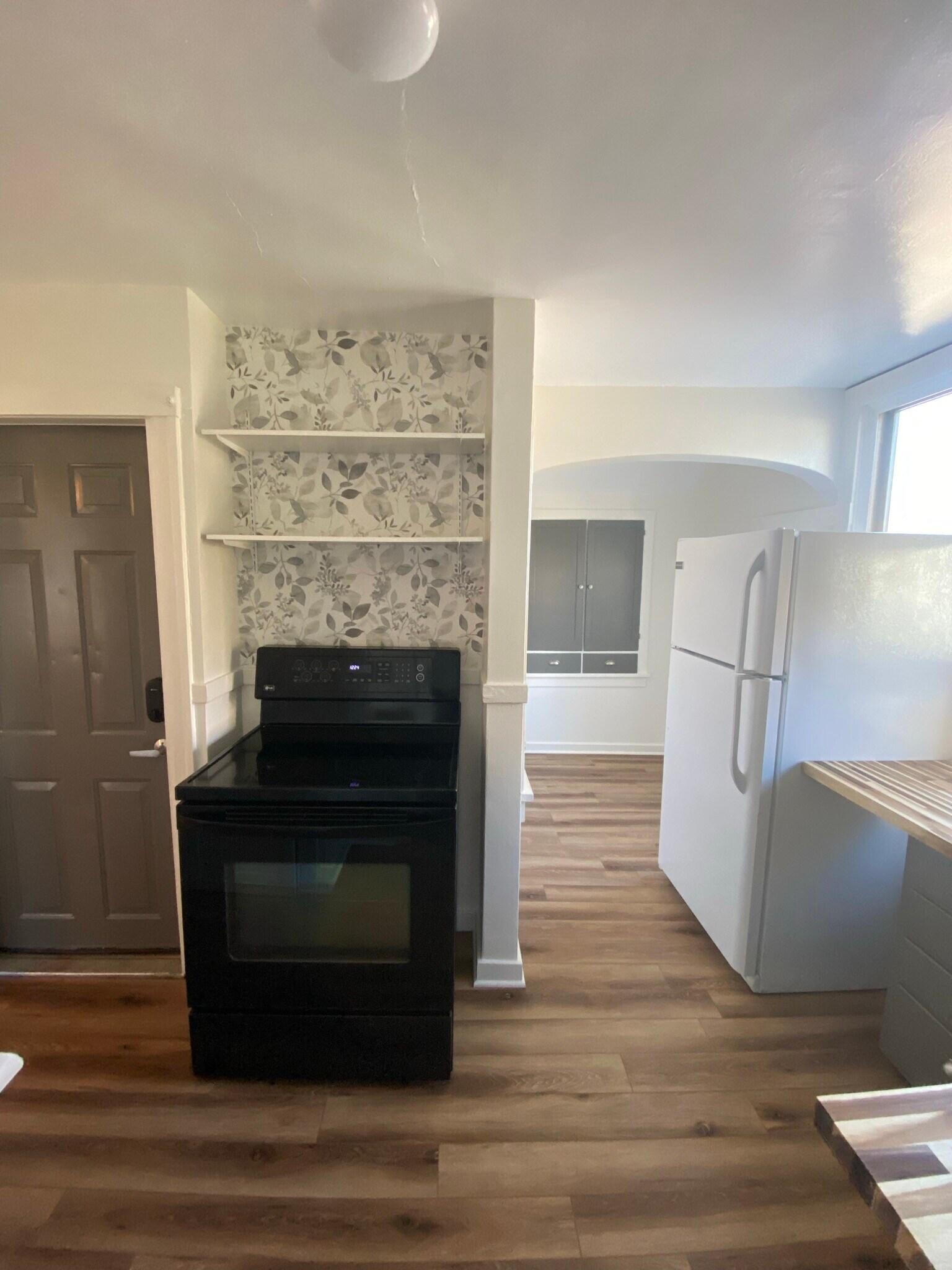 Kitchen - 1524 W Dean Ave