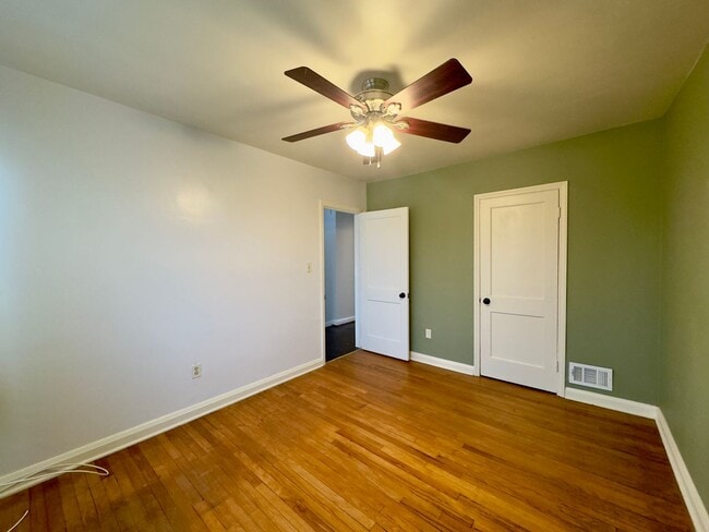 Building Photo - Charming 3-Bedroom Townhome with Modern Amenities in Parkville!