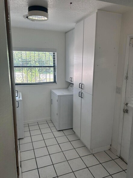 Building Photo - 1740 Diane Dr