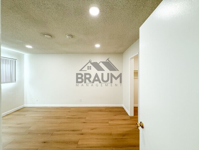 Building Photo - 6039 Whitsett Ave