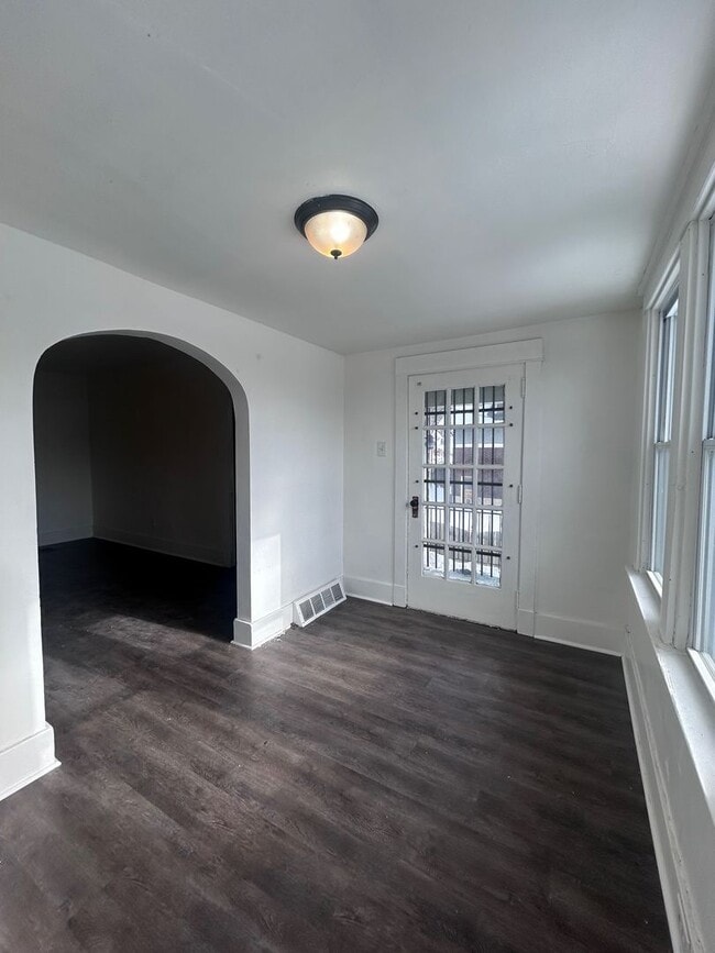 Building Photo - Updated 3 Bedroom Home l Marhsall Shadeland