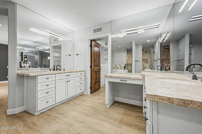 Building Photo - 2311 E Colter St