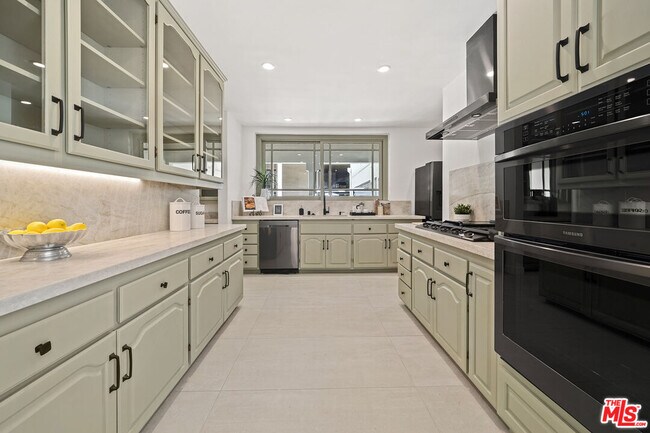 Building Photo - 712 N Rodeo Dr