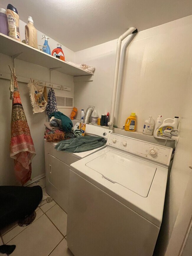 Building Photo - STUDENTS WELCOME! Split-Level Home in Midtown Ft. Collins