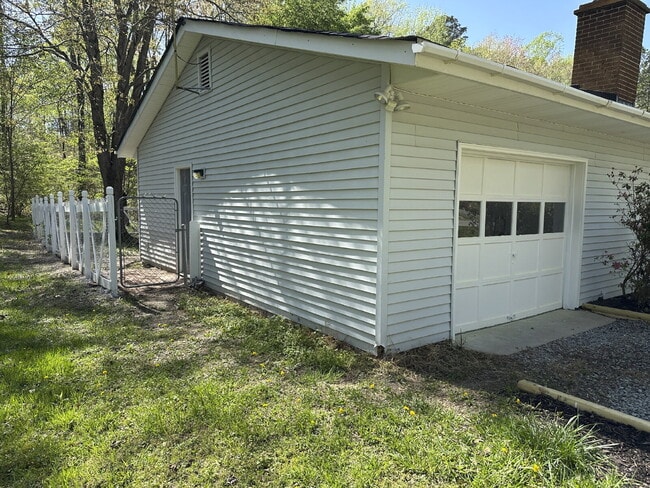 Building Photo - Charming 3-Bedroom 2-Bathroom Haven with F...