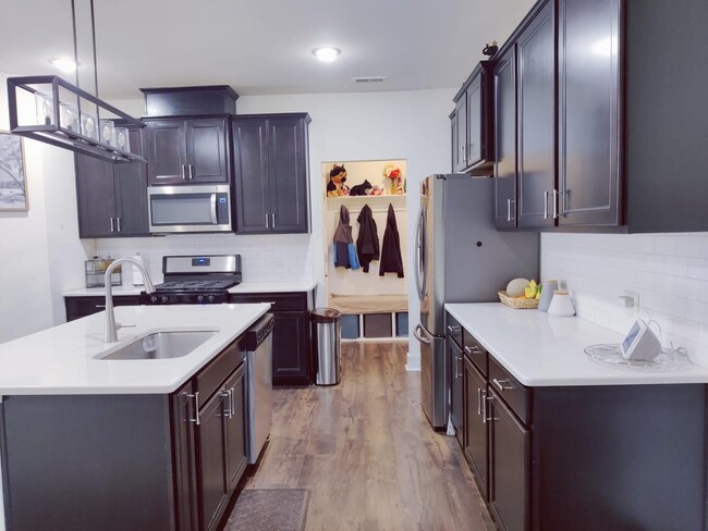Building Photo - 4 Bedroom Townhome for Rent Apex