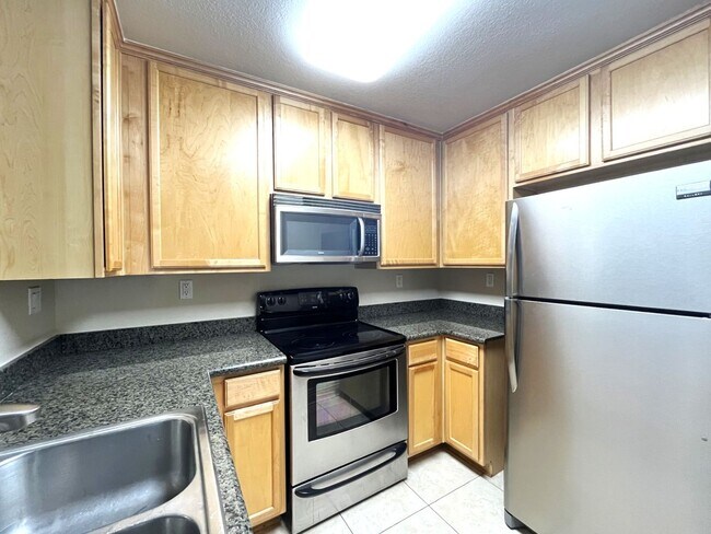 Building Photo - 2 bed, 2 bath located in Corona, CA!