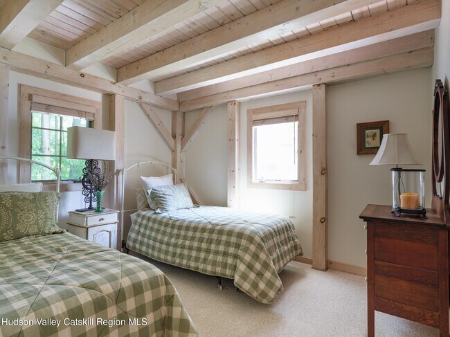 Building Photo - 121 Queechy Lake Dr