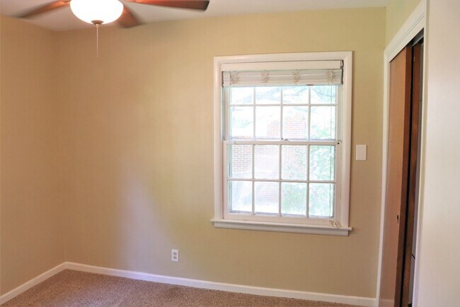 Building Photo - Charming 3-Bedroom + BONUS SUNROOM