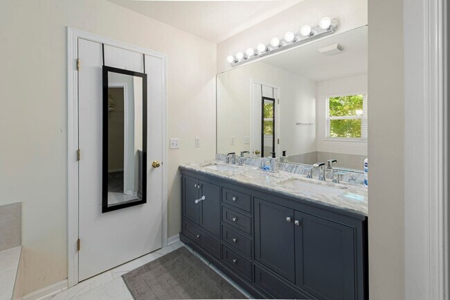 Building Photo - 784 Long Island Cir