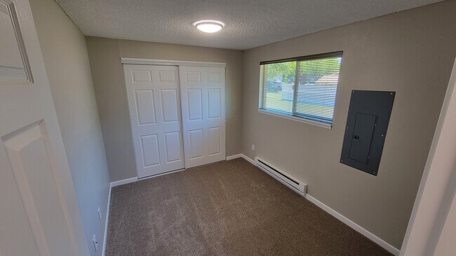 Building Photo - Duplex 12006