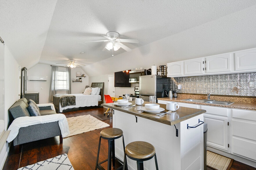 Building Photo - 7017 Jefferson Ridge Dr