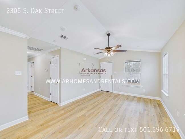 Building Photo - 2305 S Oak St