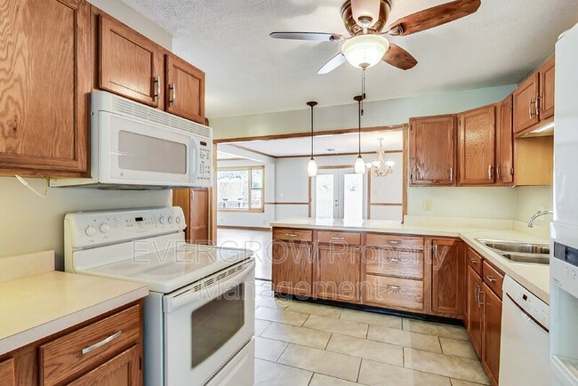 Building Photo - 205 Mooreland Dr