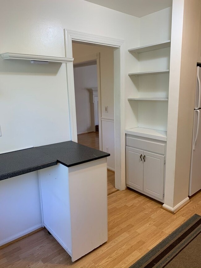 Building Photo - End Townhome In Oak Manor Community