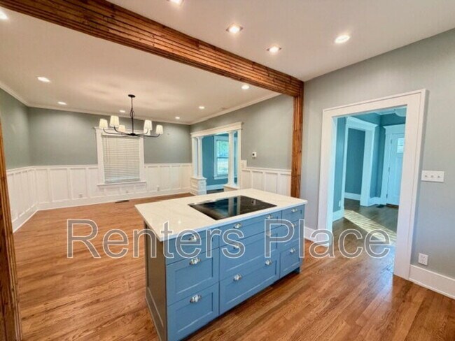 Building Photo - 105 E 19th St