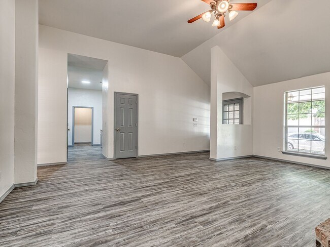 Building Photo - Updated Home + Deer Creek Schools + 3 bedr...