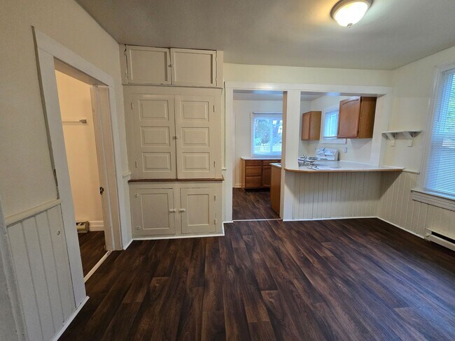 Building Photo - South Hill Home!! Available Now!