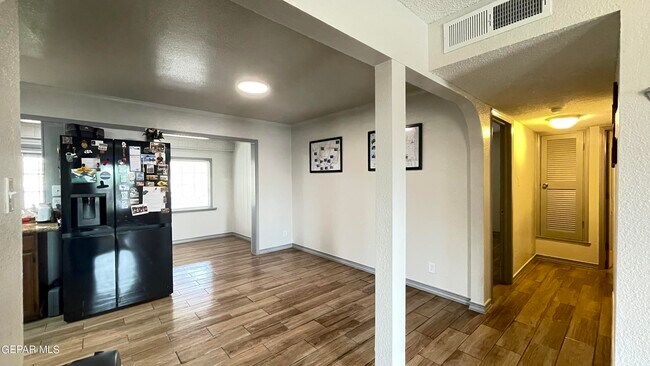 Building Photo - 10721 Pleasant Hills Dr