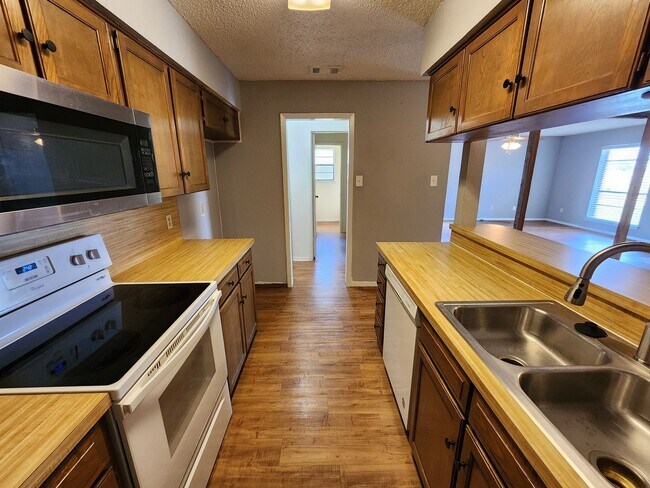 Building Photo - Cozy 2 Bedroom Duplex in Joshua