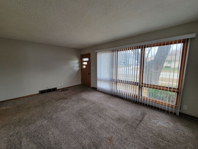 Building Photo - 4 Bed 2 Bath house for Rent!