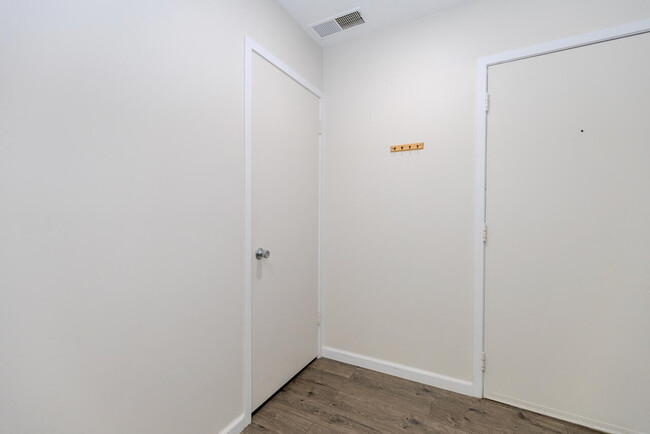 Building Photo - 725 Peninsula Ct