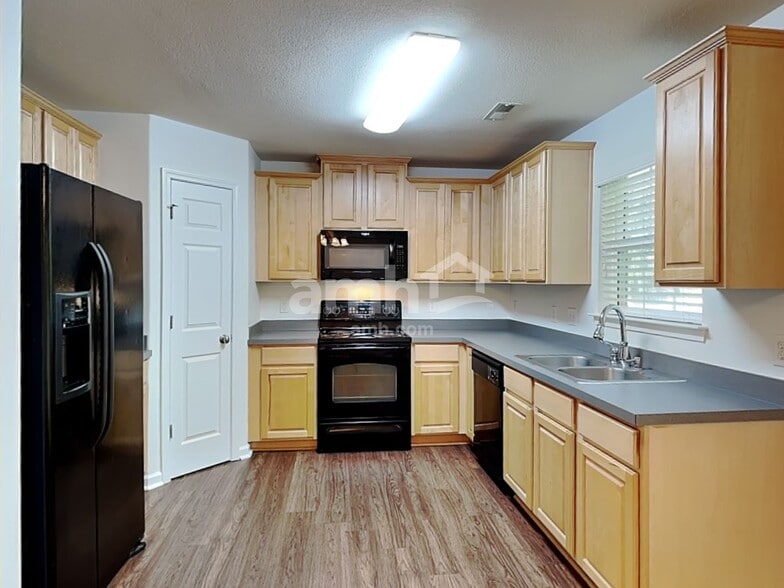 Building Photo - 10815 Pointer Ridge Dr