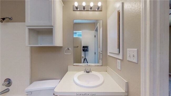 Building Photo - 1509 Hollowhill Drive Unit A