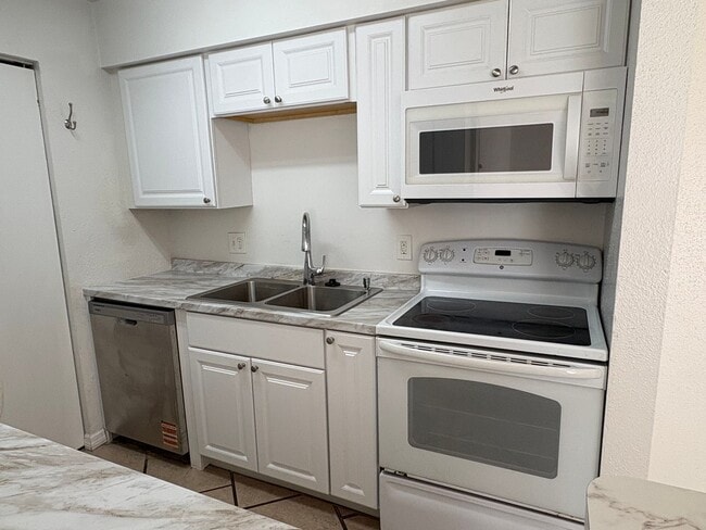 Building Photo - 1/1 Condo for Rent in Fort Myers