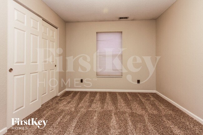 Building Photo - 1164 Chestnut Ln